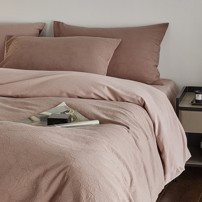 91家纺网 家纺一手货源 找家纺 2024新款全棉色织提花磨毛欧佩斯四件套-场景二 欧佩斯-云霜