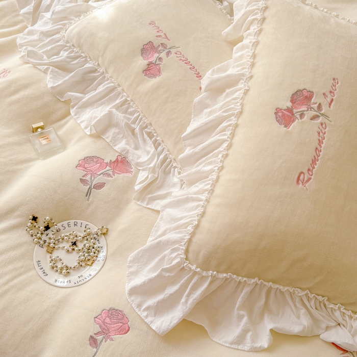 91家纺网 家纺一手货源 找家纺 凯美家居 2024新款法式牛奶绒刺绣四件套-欧雅 场景二 欧雅-奶白+粉玫瑰