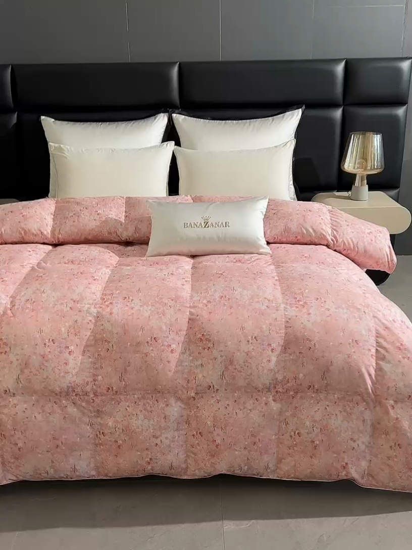 91家纺网 家纺一手货源 找家纺 静若居羽绒被壳 2024羽绒被壳印花糯棉静音软糯面料羽绒被壳厂家直销 小碎花嫩粉色