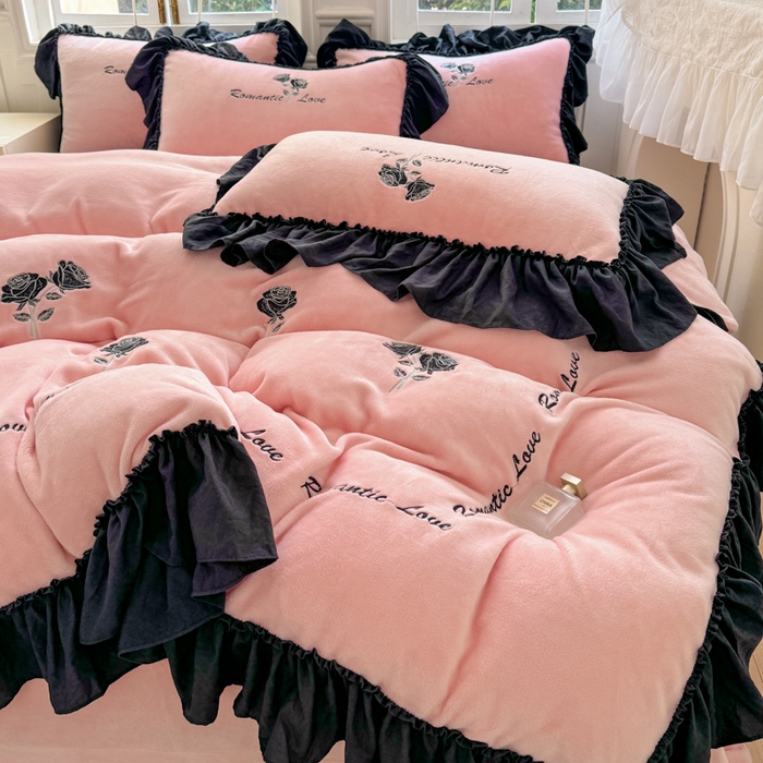 91家纺网 家纺一手货源 找家纺 凯美家居 2024新款法式牛奶绒刺绣四件套-欧雅 场景二 欧雅-粉玉