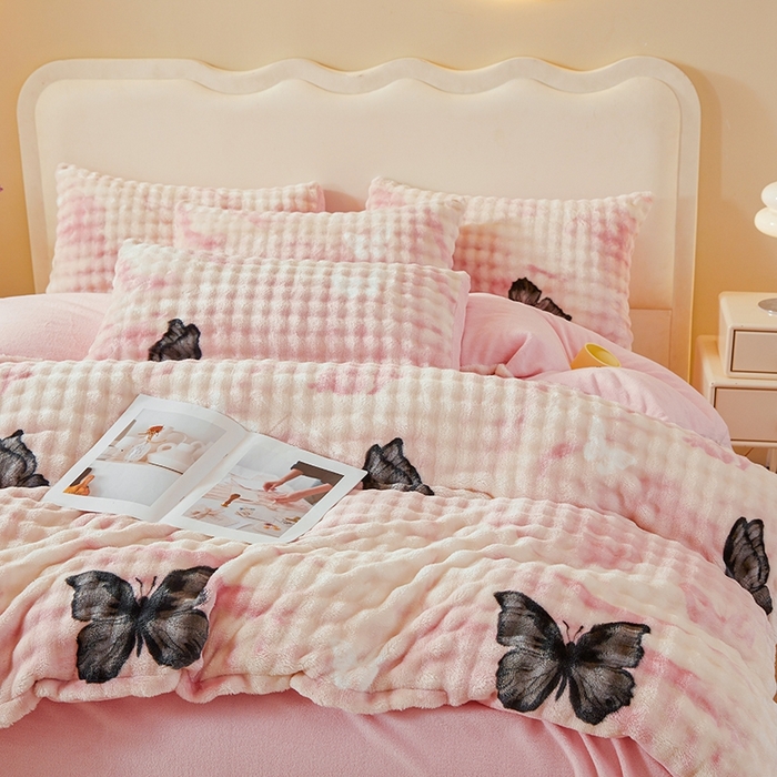 91家纺网 家纺一手货源 找家纺 巧格家纺 2025新款A类加厚泡泡牛奶绒印花工艺立体泡泡四件套（买家秀联系商家） 蝶追花