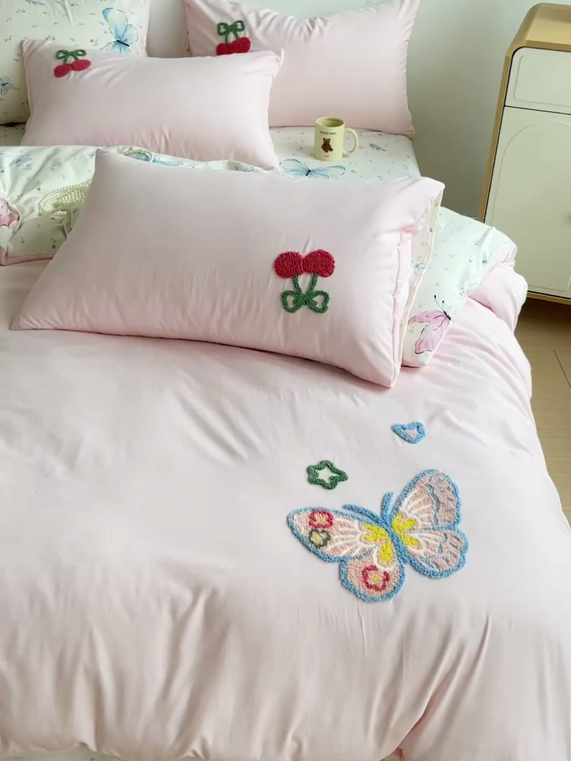 91家纺网 家纺一手货源 找家纺 一霖家纺 2024新款高克重云朵棉毛巾绣印＋绣小清新系列四件套 蝶恋