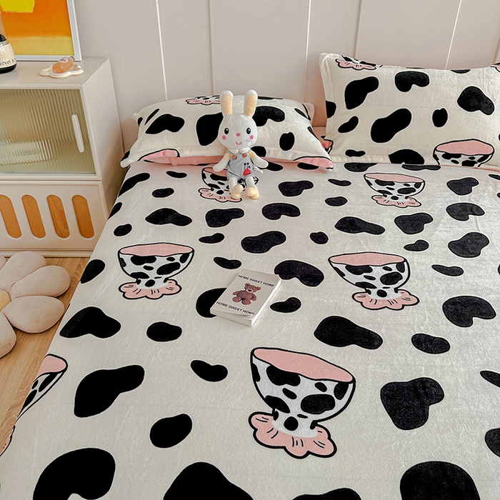 91家纺网 家纺一手货源 找家纺 卡普二店 2024新款牛奶绒印花单床单 奶牛杯