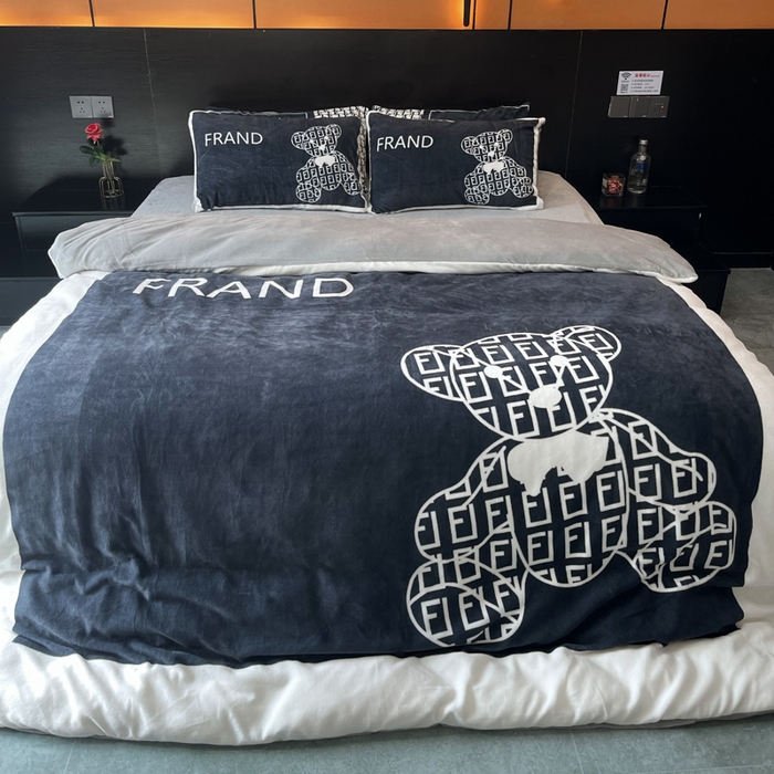 91家纺网 家纺一手货源 找家纺 花沐家居 2024牛奶绒印花四件套小黑熊