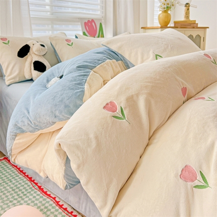 91家纺网 家纺一手货源 找家纺 （总）灰鲸 2025新款牛奶绒郁金香蝴蝶结满绣套四件套