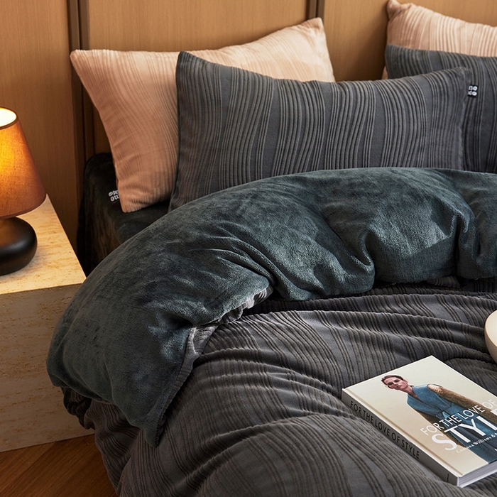 91家纺网 家纺一手货源 找家纺 2024新款全消光牛奶绒立体提花曲纹四件套 提花绒曲-阑静黑