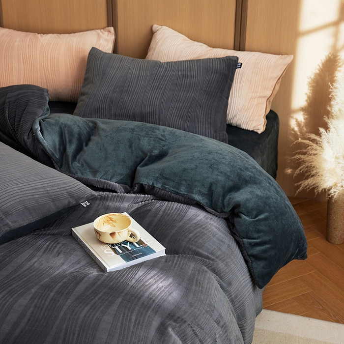 91家纺网 家纺一手货源 找家纺 2024新款全消光牛奶绒立体提花曲纹四件套 提花绒曲-阑静黑