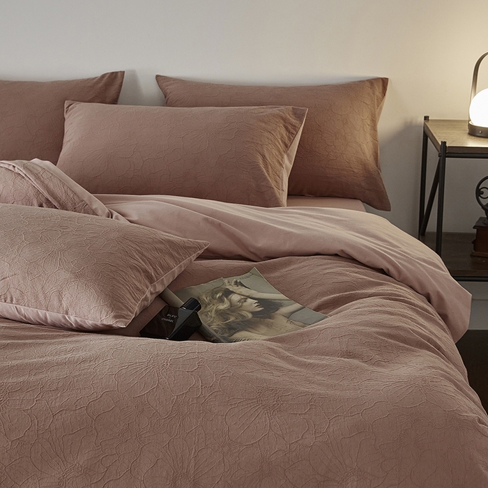 91家纺网 家纺一手货源 找家纺 2024新款全棉色织提花磨毛欧佩斯四件套-场景二 欧佩斯-云霜