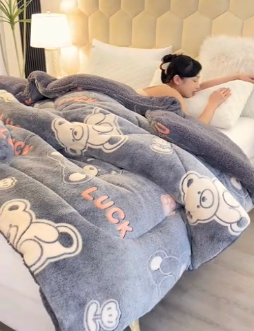 91家纺网 家纺一手货源 找家纺 2025新款直播雪花绒冬被法莱绒羊羔绒牛奶绒被子被芯 luck熊