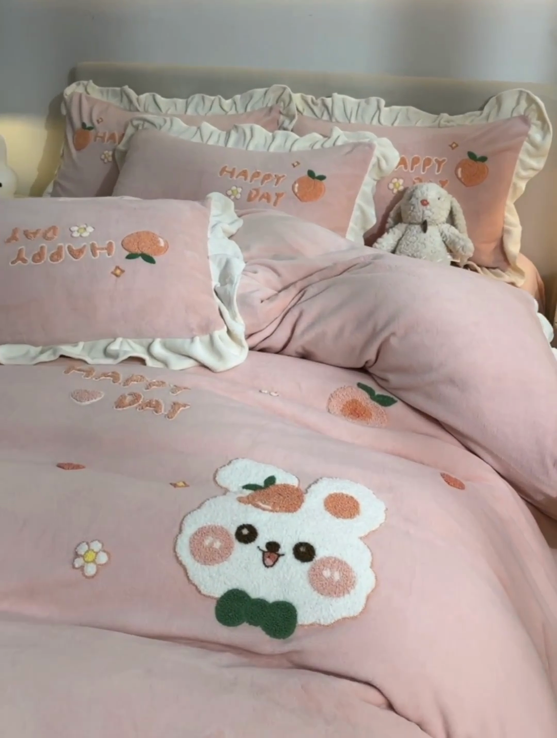 91家纺网 家纺一手货源 找家纺 一左一右 2024秋冬新款全消光高克重保暖加厚卡通花边毛巾绣花牛奶绒四件套（提供买家秀） 可爱兔兔-樱花粉