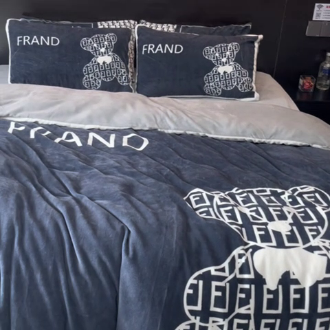 91家纺网 家纺一手货源 找家纺 花沐家居 2024牛奶绒印花四件套小黑熊