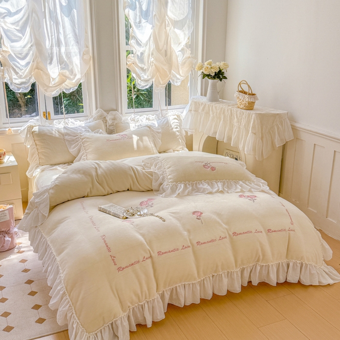 91家纺网 家纺一手货源 找家纺 凯美家居 2024新款法式牛奶绒刺绣四件套-欧雅 场景二 欧雅-奶白+粉玫瑰