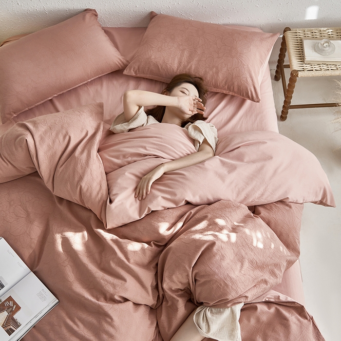 91家纺网 家纺一手货源 找家纺 2024新款全棉色织提花磨毛欧佩斯四件套-场景一 欧佩斯-云霜