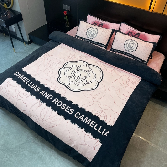 91家纺网 家纺一手货源 找家纺 花沐家居 2024牛奶绒印花四件套山茶粉