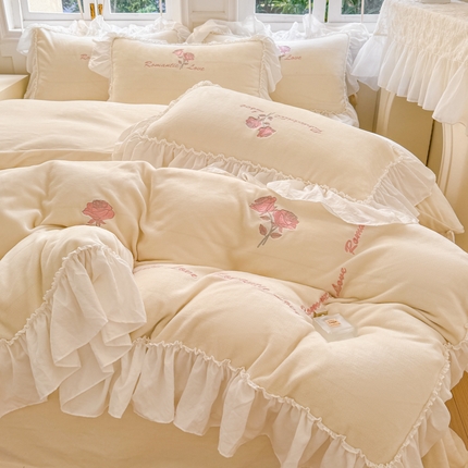 91家纺网 家纺一手货源 找家纺 （总）凯美家居 2024新款法式牛奶绒刺绣四件套-欧雅 场景二