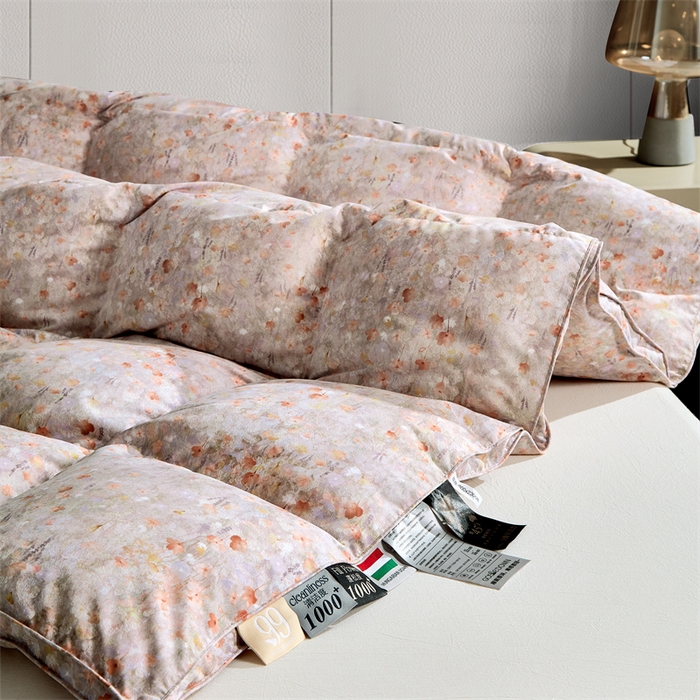 91家纺网 家纺一手货源 找家纺 静若居羽绒被壳 2024羽绒被壳印花糯棉静音软糯面料羽绒被壳厂家直销 小碎花粉卡其