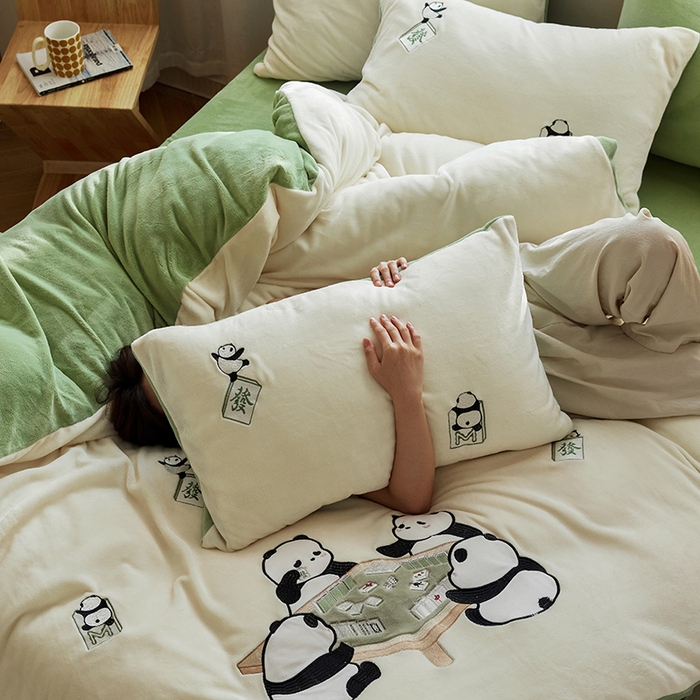 91家纺网 家纺一手货源 找家纺 2024新款牛奶绒立体贴布绣四件套 摆烂大熊猫