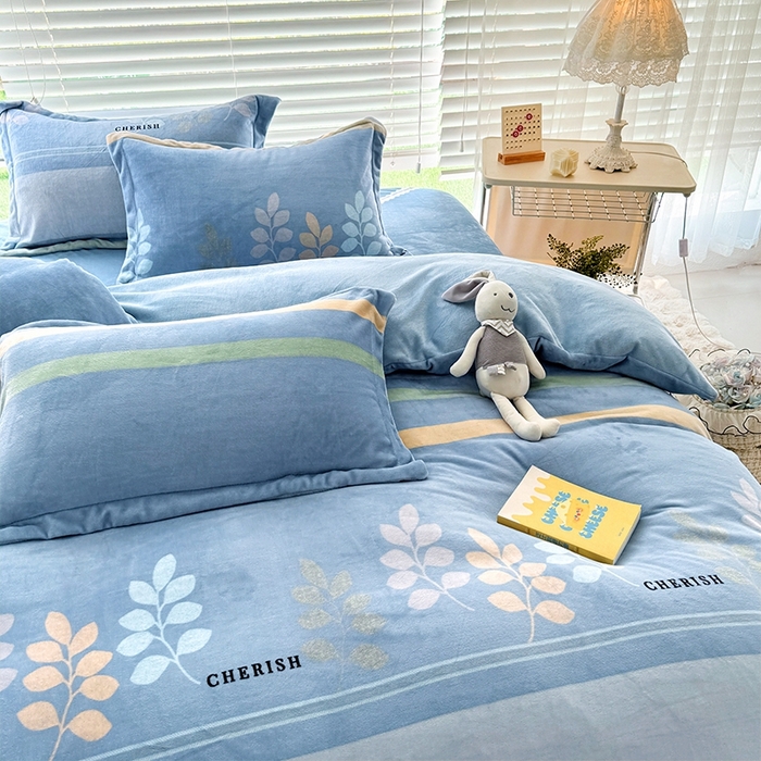 91家纺网 家纺一手货源 找家纺 丫丫家纺 2024新款加厚保暖牛奶绒印花四件套 浮光叶影