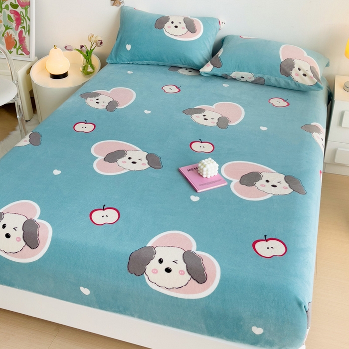 91家纺网 家纺一手货源 找家纺 艾橙家纺 2024新款A类加厚牛奶绒印花床笠 呆萌狗