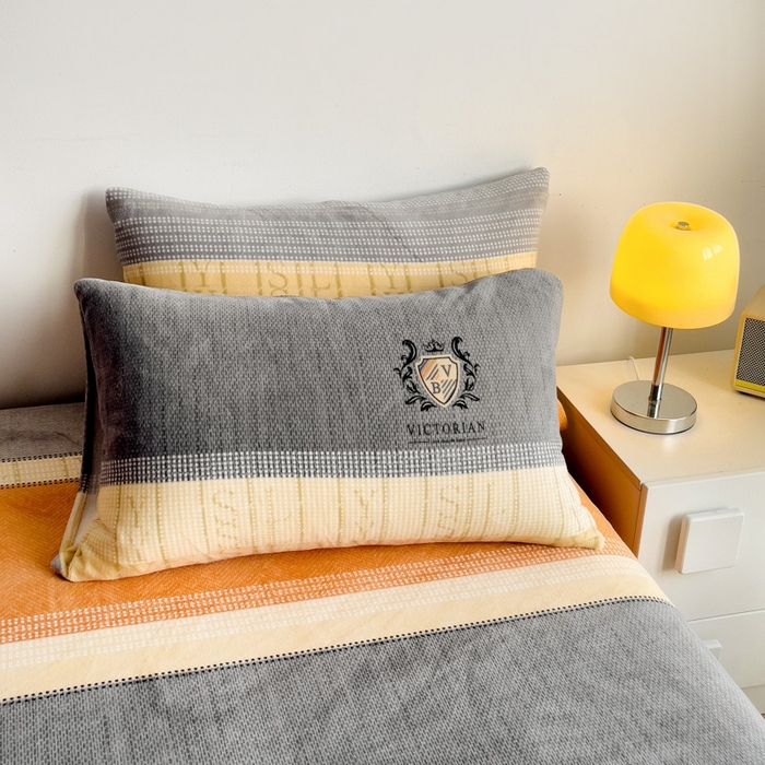 91家纺网 家纺一手货源 找家纺 艾橙家纺 2024新款A类加厚牛奶绒印花床笠 橙灰条纹