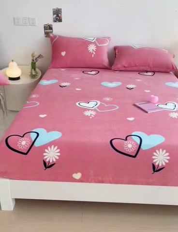 91家纺网 家纺一手货源 找家纺 艾橙家纺 2024新款A类加厚牛奶绒印花床笠 爱心小花