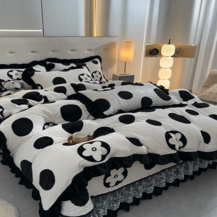 91家纺网 家纺一手货源 找家纺 民新家纺 2025新款牛奶绒印花夹棉床盖四件套 时尚波点