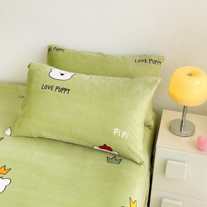 91家纺网 家纺一手货源 找家纺 艾橙家纺 2024新款A类加厚牛奶绒印花床笠 皮皮熊（绿）