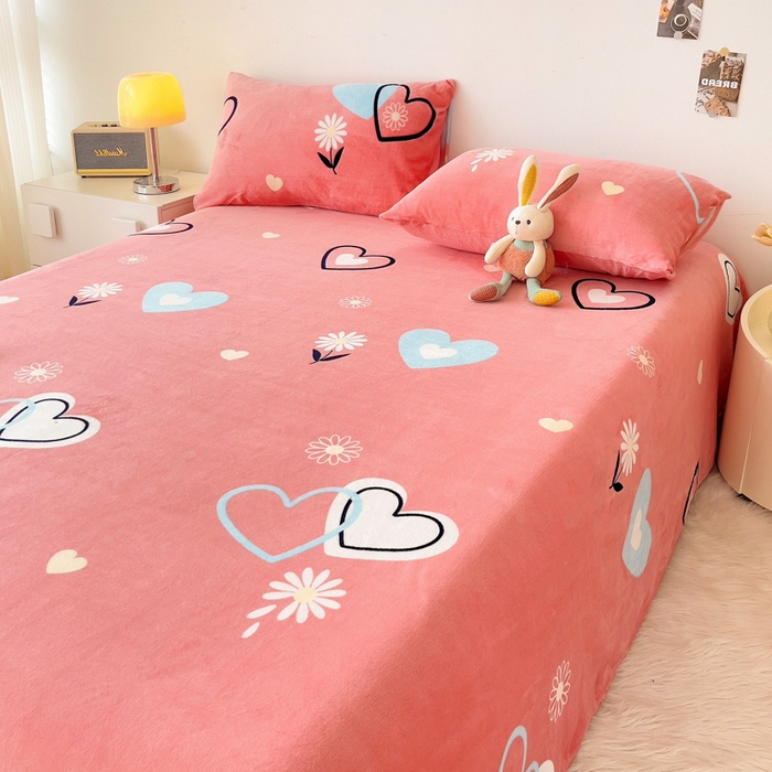 91家纺网 家纺一手货源 找家纺 艾橙家纺 2024新款A类加厚牛奶绒印花床单 爱心小花