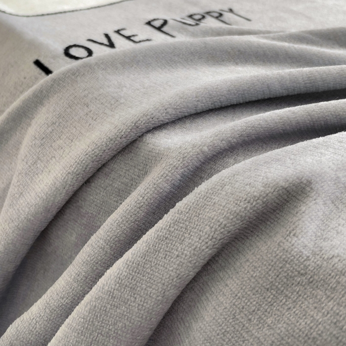 91家纺网 家纺一手货源 找家纺 艾橙家纺 2024新款A类加厚牛奶绒印花床单 皮皮熊（灰）