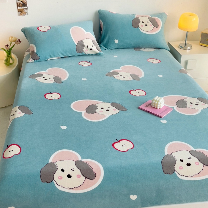 91家纺网 家纺一手货源 找家纺 艾橙家纺 2024新款A类加厚牛奶绒印花床笠 呆萌狗