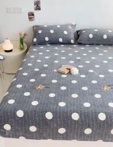 91家纺网 家纺一手货源 找家纺 艾橙家纺 2024新款A类加厚牛奶绒印花床笠 幸运星