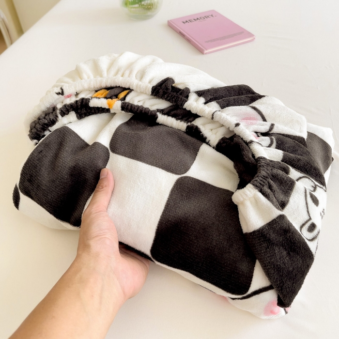 91家纺网 家纺一手货源 找家纺 艾橙家纺 2024新款A类加厚牛奶绒印花床笠 棋盘兔