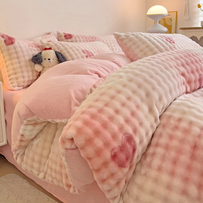 91家纺网 家纺一手货源 找家纺 金爱家 2024新款A类高克重云朵牛奶泡泡绒四件套 泡泡绒-爱心粉