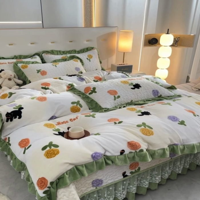 91家纺网 家纺一手货源 找家纺 民新家纺 2025新款牛奶绒印花夹棉床盖四件套 乐享时光-绿