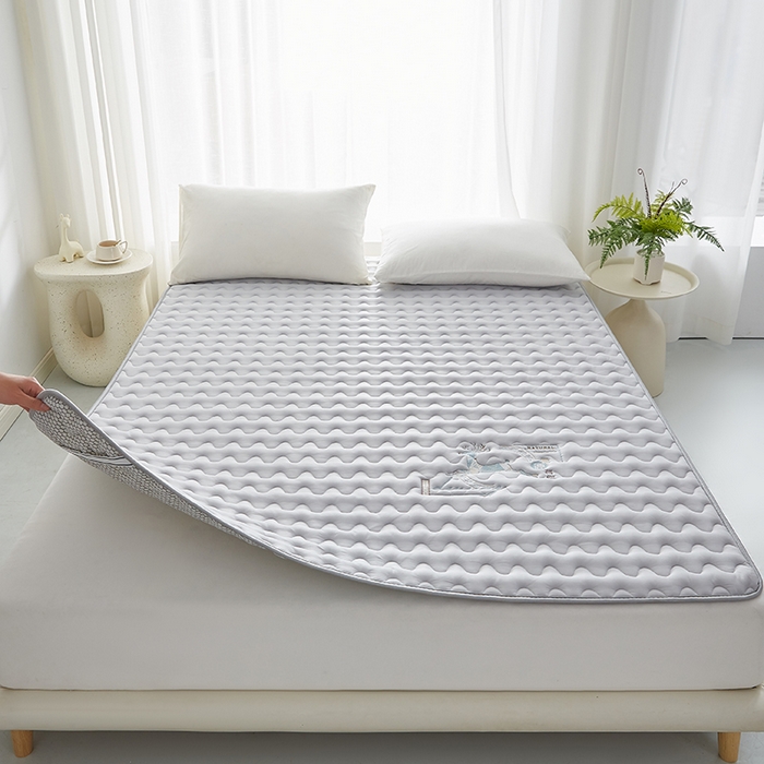 91家纺网 家纺一手货源 找家纺 祁恋婷家居 2024新款亲肤棉大豆纤维刺绣床垫【床垫遮盖物】 壹鹿有你-灰