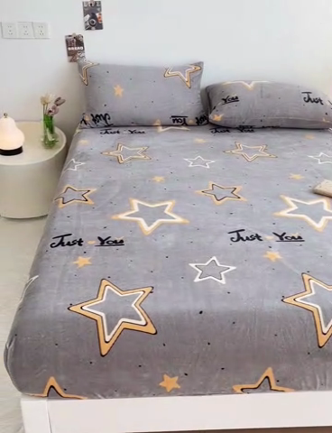 91家纺网 家纺一手货源 找家纺 艾橙家纺 2024新款A类加厚牛奶绒印花床笠 浪漫星海