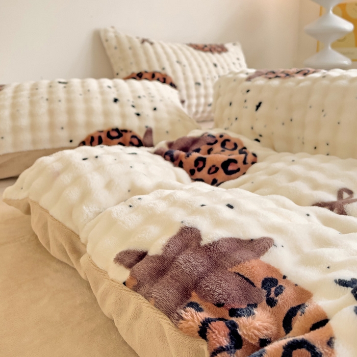 91家纺网 家纺一手货源 找家纺 金爱家 2024新款A类高克重云朵牛奶泡泡绒四件套 泡泡绒-豹纹草莓