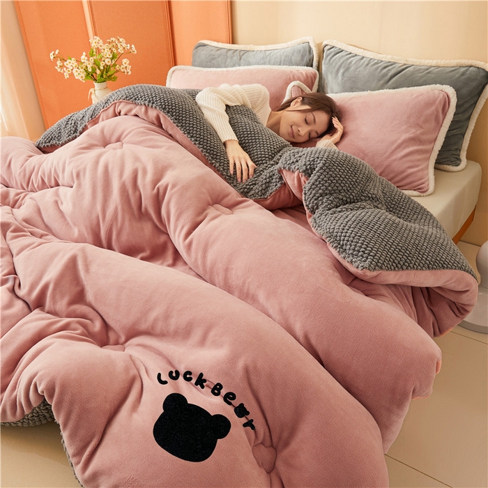 91家纺网 家纺一手货源 找家纺 美梦里 2024新款八宝熊牛奶绒豆豆被冬被 八宝熊-粉