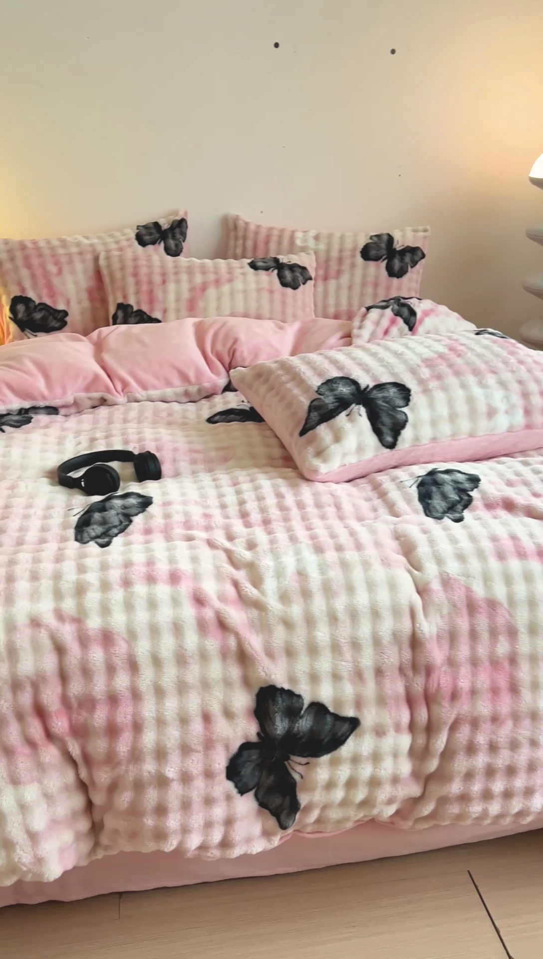 91家纺网 家纺一手货源 找家纺 金爱家 2024新款A类高克重云朵牛奶泡泡绒四件套 泡泡绒-梦蝶粉