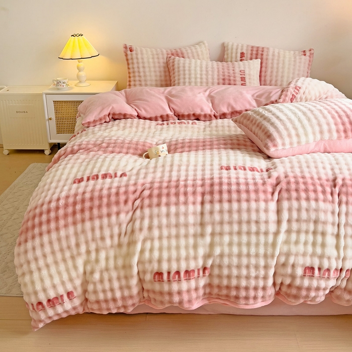 91家纺网 家纺一手货源 找家纺 金爱家 2024新款A类高克重云朵牛奶泡泡绒四件套 泡泡绒-字母粉