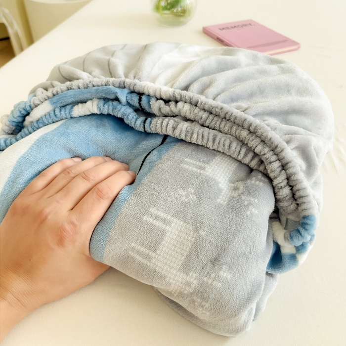 91家纺网 家纺一手货源 找家纺 艾橙家纺 2024新款A类加厚牛奶绒印花床笠 风车小鹿