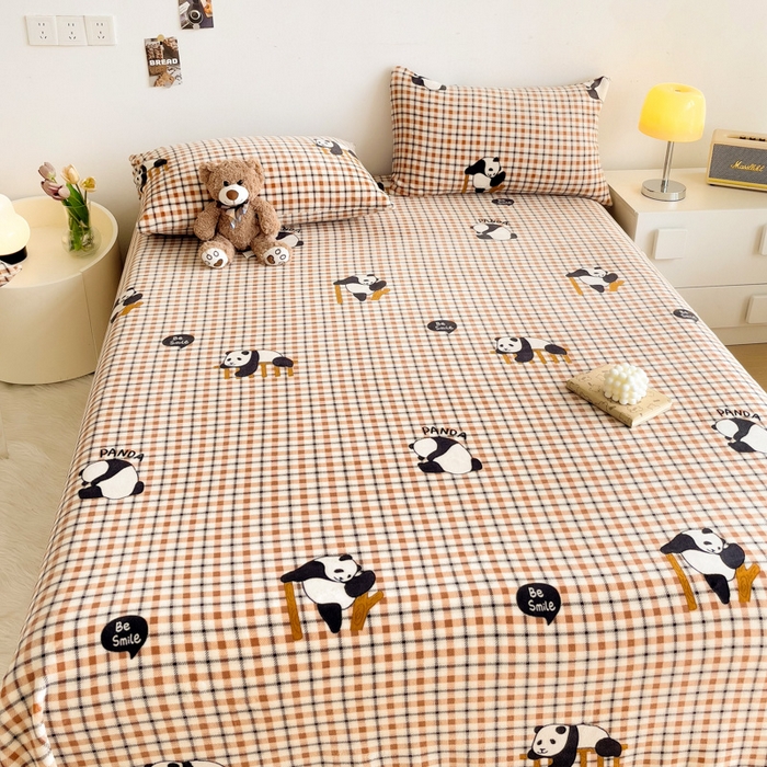 91家纺网 家纺一手货源 找家纺 艾橙家纺 2024新款A类加厚牛奶绒印花床单 格子熊猫