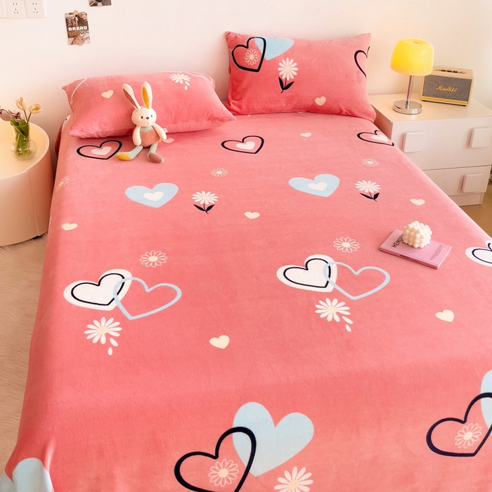 91家纺网 家纺一手货源 找家纺 艾橙家纺 2024新款A类加厚牛奶绒印花床单 爱心小花