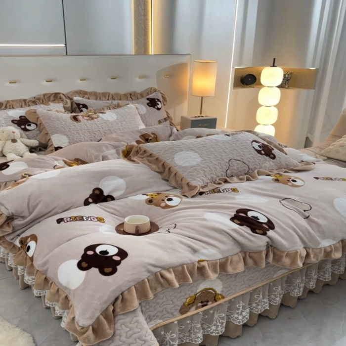 91家纺网 家纺一手货源 找家纺 民新家纺 2025新款牛奶绒印花夹棉床盖四件套 可爱小熊