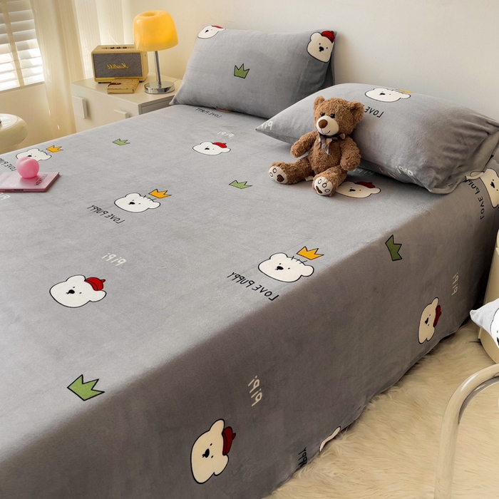 91家纺网 家纺一手货源 找家纺 艾橙家纺 2024新款A类加厚牛奶绒印花床单 皮皮熊（灰）