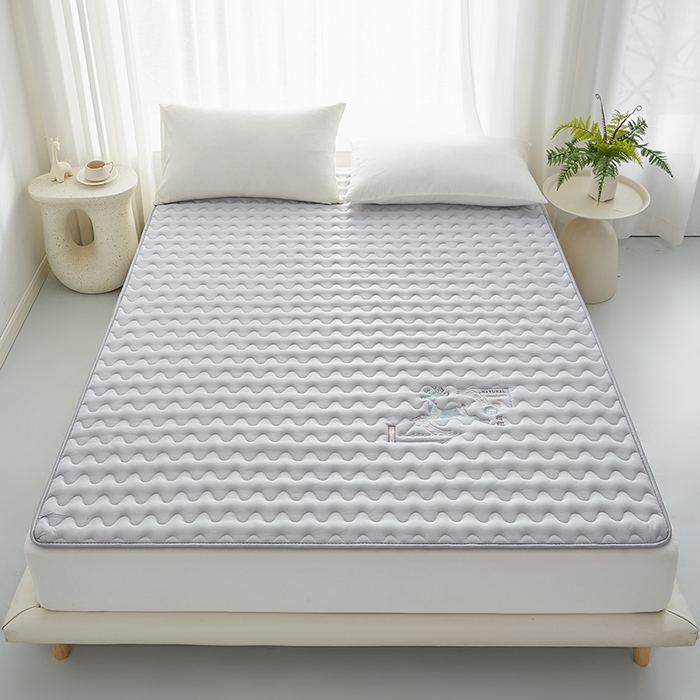 91家纺网 家纺一手货源 找家纺 祁恋婷家居 2024新款亲肤棉大豆纤维刺绣床垫【床垫遮盖物】 壹鹿有你-灰