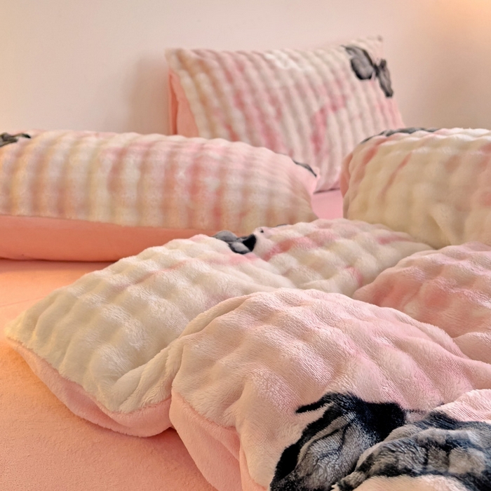 91家纺网 家纺一手货源 找家纺 金爱家 2024新款A类高克重云朵牛奶泡泡绒四件套 泡泡绒-梦蝶粉