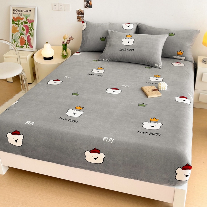 91家纺网 家纺一手货源 找家纺 艾橙家纺 2024新款A类加厚牛奶绒印花床笠 皮皮熊（灰）