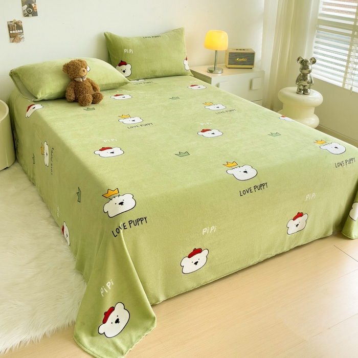 91家纺网 家纺一手货源 找家纺 艾橙家纺 2024新款A类加厚牛奶绒印花床单 皮皮熊（绿）