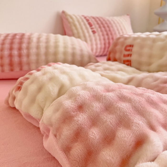 91家纺网 家纺一手货源 找家纺 金爱家 2024新款A类高克重云朵牛奶泡泡绒四件套 泡泡绒-字母粉